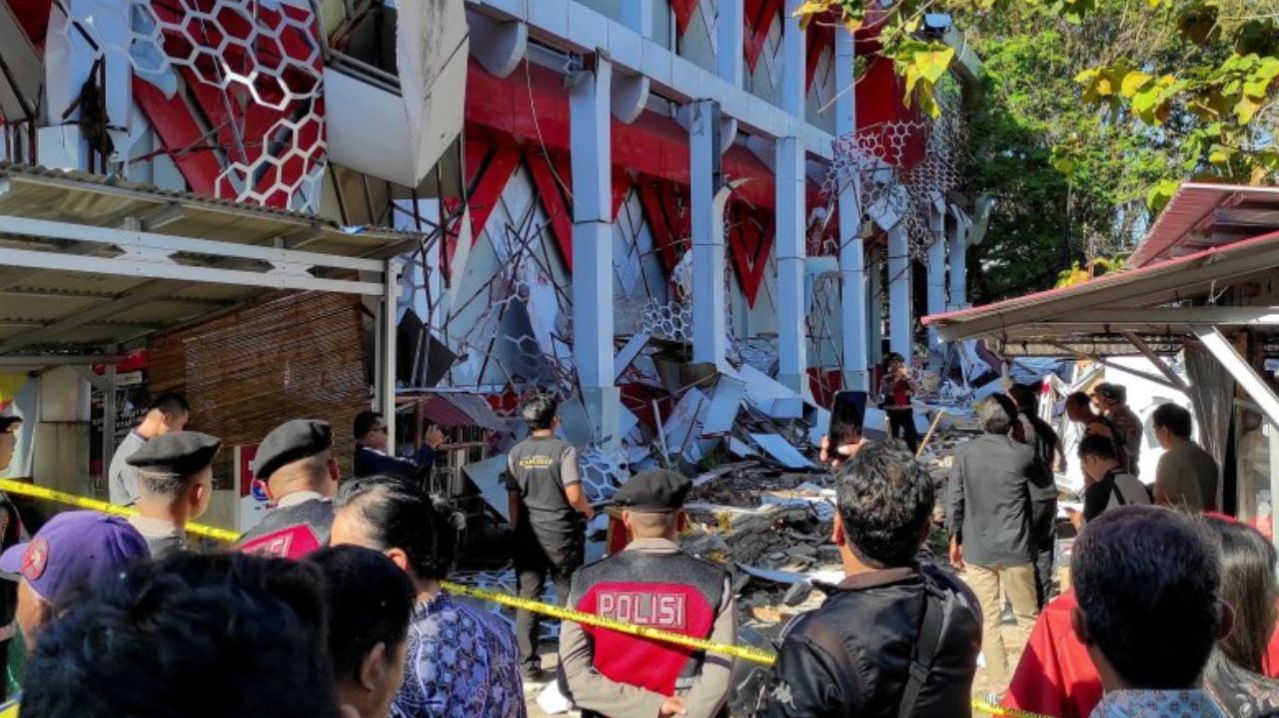 Землетрясение в Индонезии вызвало цунами. Стихия разрушила жилые дома, один человек погиб