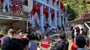 Землетрясение в Индонезии вызвало цунами. Стихия разрушила жилые дома, один человек погиб