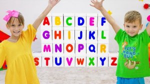 Дети изучают английский алфавит