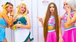 ТРЕНЕР ЭББИ и ЧЕРЛИДЕРШИ FROGS ПЫТАЮТСЯ ВЫГНАТЬ КОМАНДУ BUNNY С ЗАГОРОДНОГО ДОМА!!! BUNNY НЕ СДАЮТСЯ