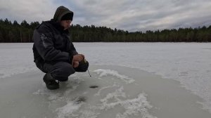 ЗИМНЯЯ РЫБАЛКА В ЛЕСУ НА РЕКЕ С ПАЛАТКОЙ