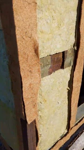 Раз, два, - начали утеплять баньку