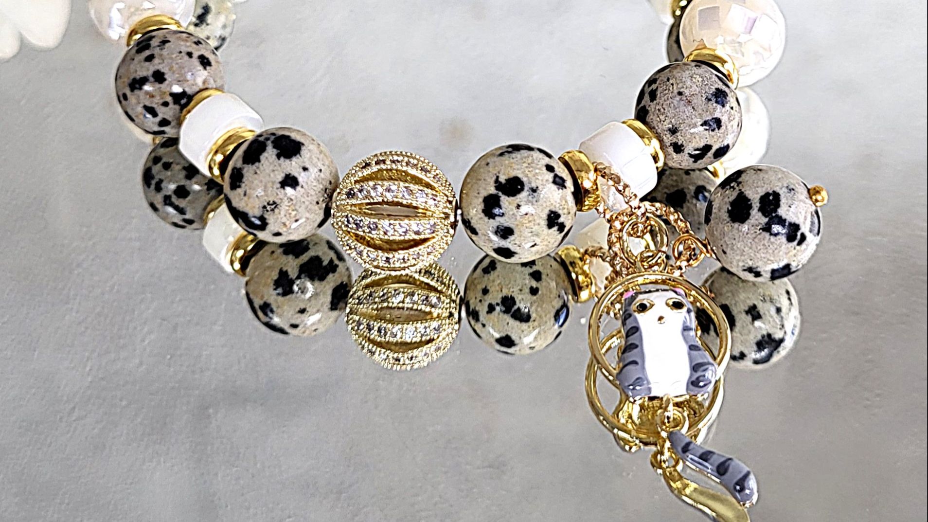 Браслет из яшмы перепелиной, перламутра с подвесками