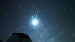 Какая-то СИЛА под видом болидов БОМБИТ вулканы.