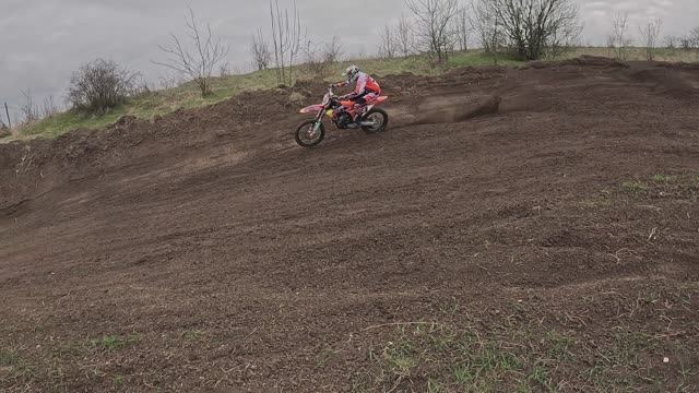 Школа мотокросса ZRT Тренировка поворотов и прыжков