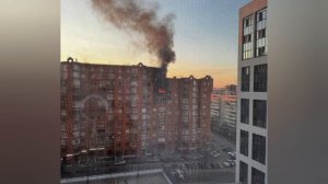 🤬Последствия прилетов украинских БПЛА по жилому дому и НПЗ в Уфе сегодня утром, снятые местными…🔽