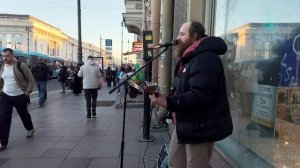 УЛИЧНЫЙ МУЗЫКАНТ ВЫСТУПАЕТ НА ЛИГОВСКОМ ПРОСПЕКТЕ