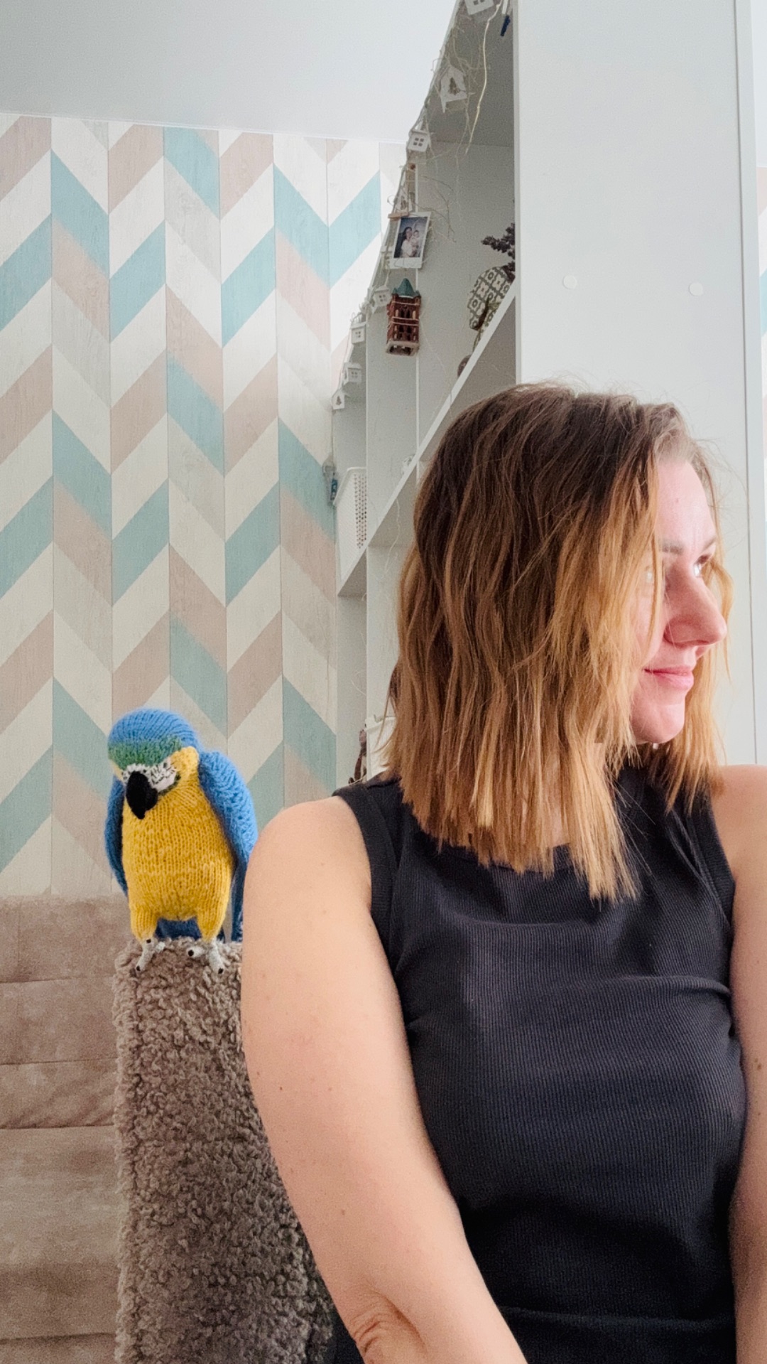 Реалистичный попугай спицами.