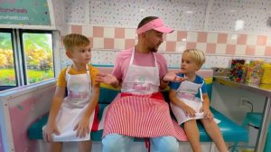 Крис ловит насекомых дома