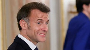 Как в аниме: Макрон грубо нарушил протокол, приветствуя премьер-министра Японии