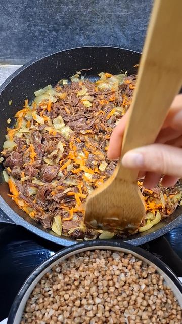 Гречка с тушёнкой по‑простому😋❤️🔥#вкусно #еда #обед #ужин #тушёнка #гречка #реце