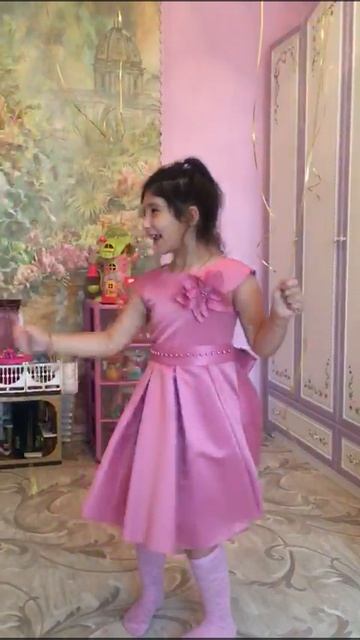 Доча танцует в новой комнате