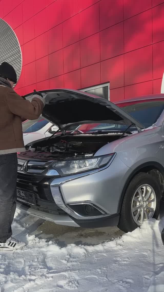 Ставим упоры капота PNEUMATIC на Mitsubishi Outlander 3