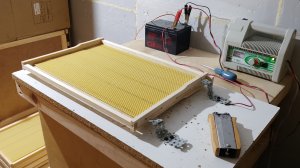 Работы в мастерской! Рамки с вощиной должны быть наготове.