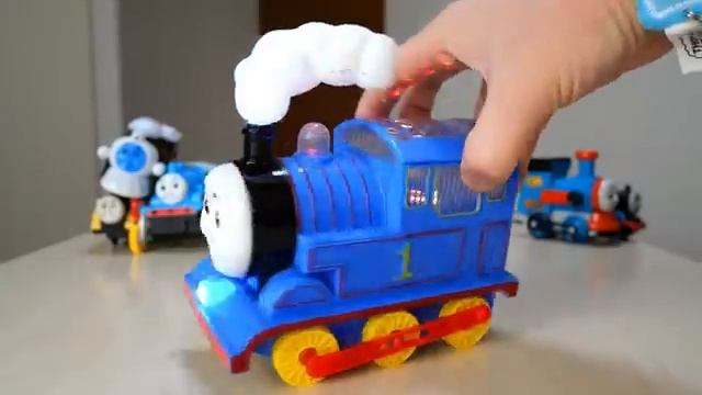 Паровозик Томас, играем синим паровозиком!