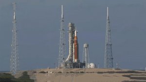 NASA показала кадры запуска к Луне первого за полвека пилотируемого корабля.