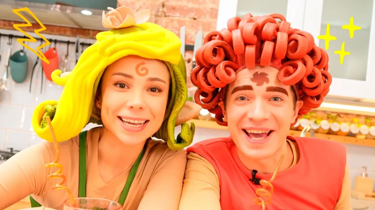 Скаут и Лиа делают смузи_ У кого вкуснее_ — Песенки Фортуны — Делаем вкусняшки с Командой Флоры