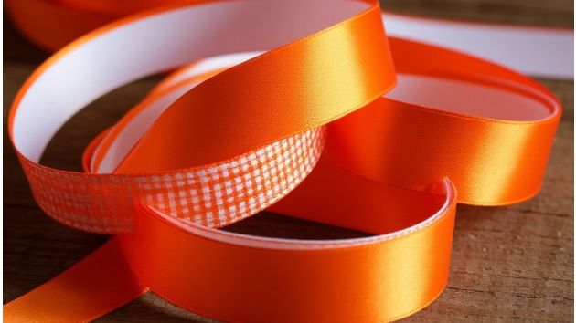 Красивый бант из атласной ленты