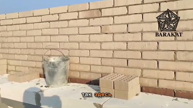 Фронтон с круглым окном, последний ряд – под армопояс, облицовка.