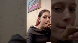 Мама пробует вкусняшки и оценивает ,кушаем