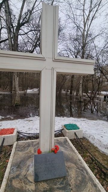 Поклонный крест в Воронцовском парке в Москве