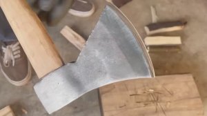 Простой способ заточить топор до бритвенной остроты! Потрясающая идея!