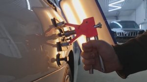 Удаление без покраски не слабой вмятины на заднем крыле БМВ. Показываю, как это делаем