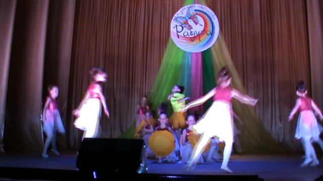 Хореографический коллектив "Фантазия" - "Светит солнышко" 26.04.2017 смотреть онлайн