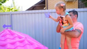 Настя и папа строят новый домик для игрушек Nastya and papa are
