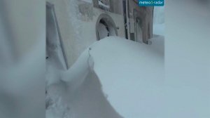 Полутораметровые сугробы завалили Италию посреди весны: кадры.