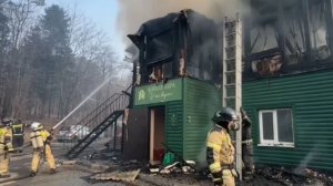 Пожарные МЧС ликвидировали возгорание в двухэтажном административном здании во Владивостоке