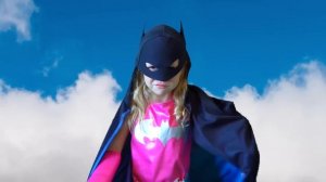 Настя наряжается супергероем и спасает папу