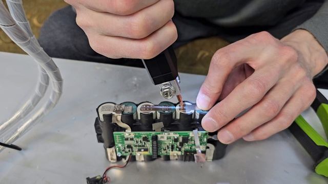 Как я заменил аккумуляторы в батарее пылесоса