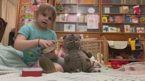 Ева кормит игрушки и много работает