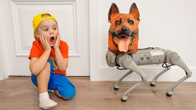 Крис и Майкл играют с роботом-собакой