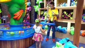 Настя развлекается на аттракционах с любимой куклой