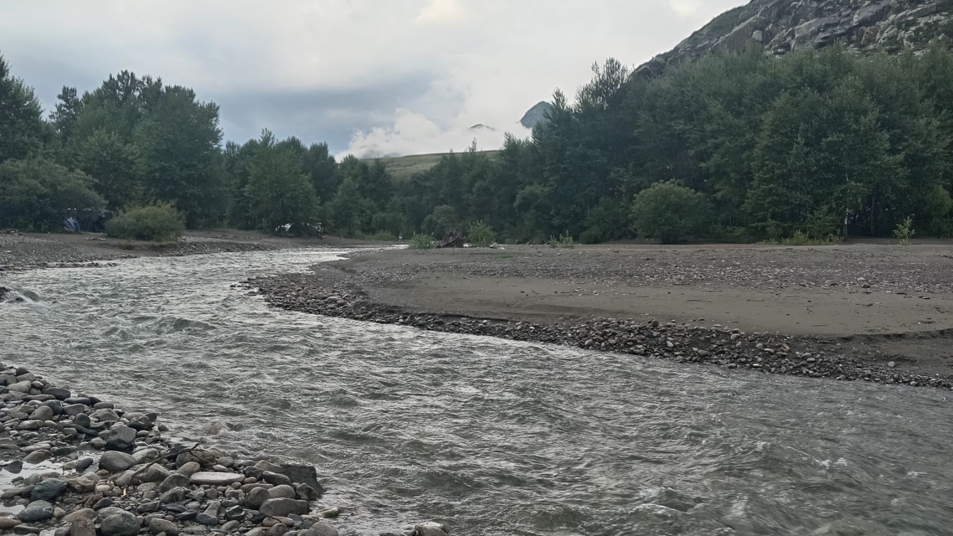 В Горном Алтае утро. Слияние Б. Яломана и Катуни.
