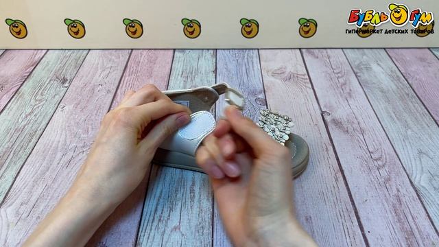 Туфли Pasito на липучках с цветочным декором перламутровые бежевые - видео