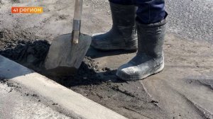 КАМЧАТСКИЕ ДОРОЖНИКИ ПРИСТУПИЛИ К УБОРКЕ ПЕСКА С ДОРОГ ПЕТРОПАВЛОВСКА • НОВОСТИ КАМЧАТКИ