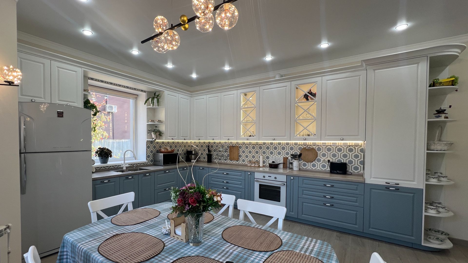 В гостях у покупателей в частном доме. Обзор большой кухни-столовой.