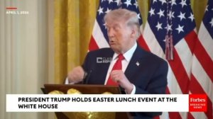 Трамп показал, как жена Макрона его била