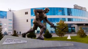 Ледовая арена Трактор. Монумент тренеру Валерию Белоусову