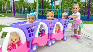 Алиса играет в прятки со своими куклами на детской площадке