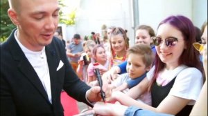 Автографы поклонникам на премии от шоумена Евгения Аскарова