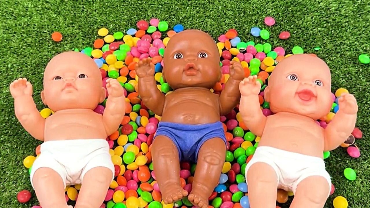 Мультики для детей.  Мультики про пупсов. Куклы в ванночках с цветными конфетками.