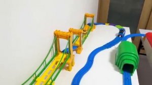 Ппровозик Томас для детей. Используем железную дорогу и паровозиков. #дети #видеодлядетей