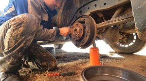 Замена задних тормозных колодок на Л200. Высверлил сломыш на токарном станке.