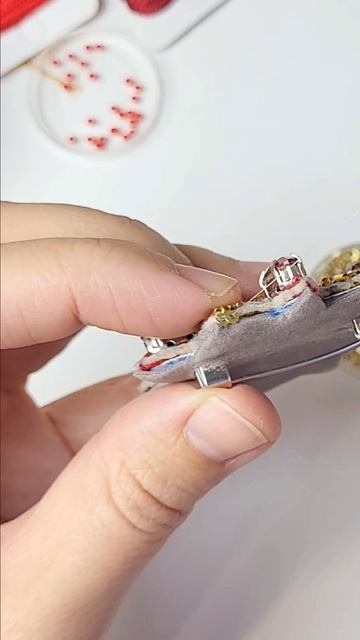 Брошь ручной работы Орден, обшивка края пайетками