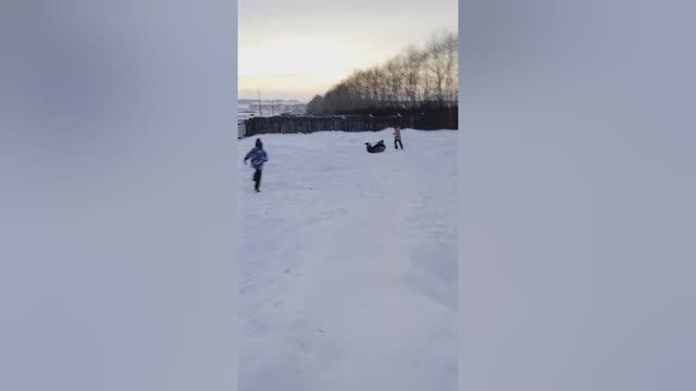 Катаемся на горке у Лёхи дома?