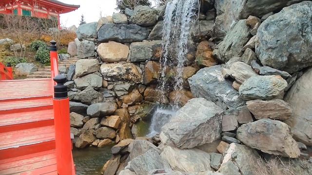 Поднимаюсь к самому большому водопаду в японском саду. Японский храм и мост у водопада.